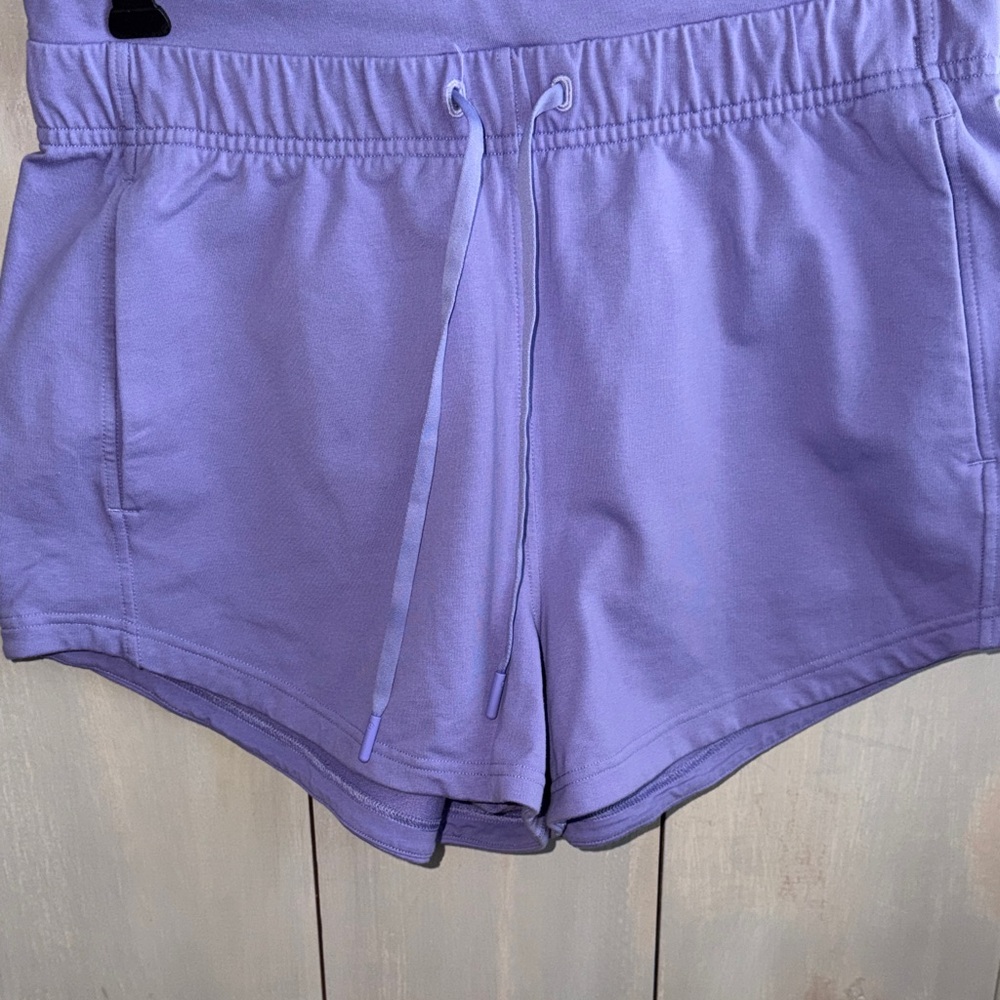 Lululemon Inner Glow short- size 6